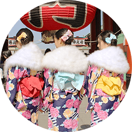 丸雷門前女性3人