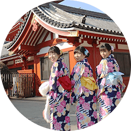 同じ着物の女性3人
